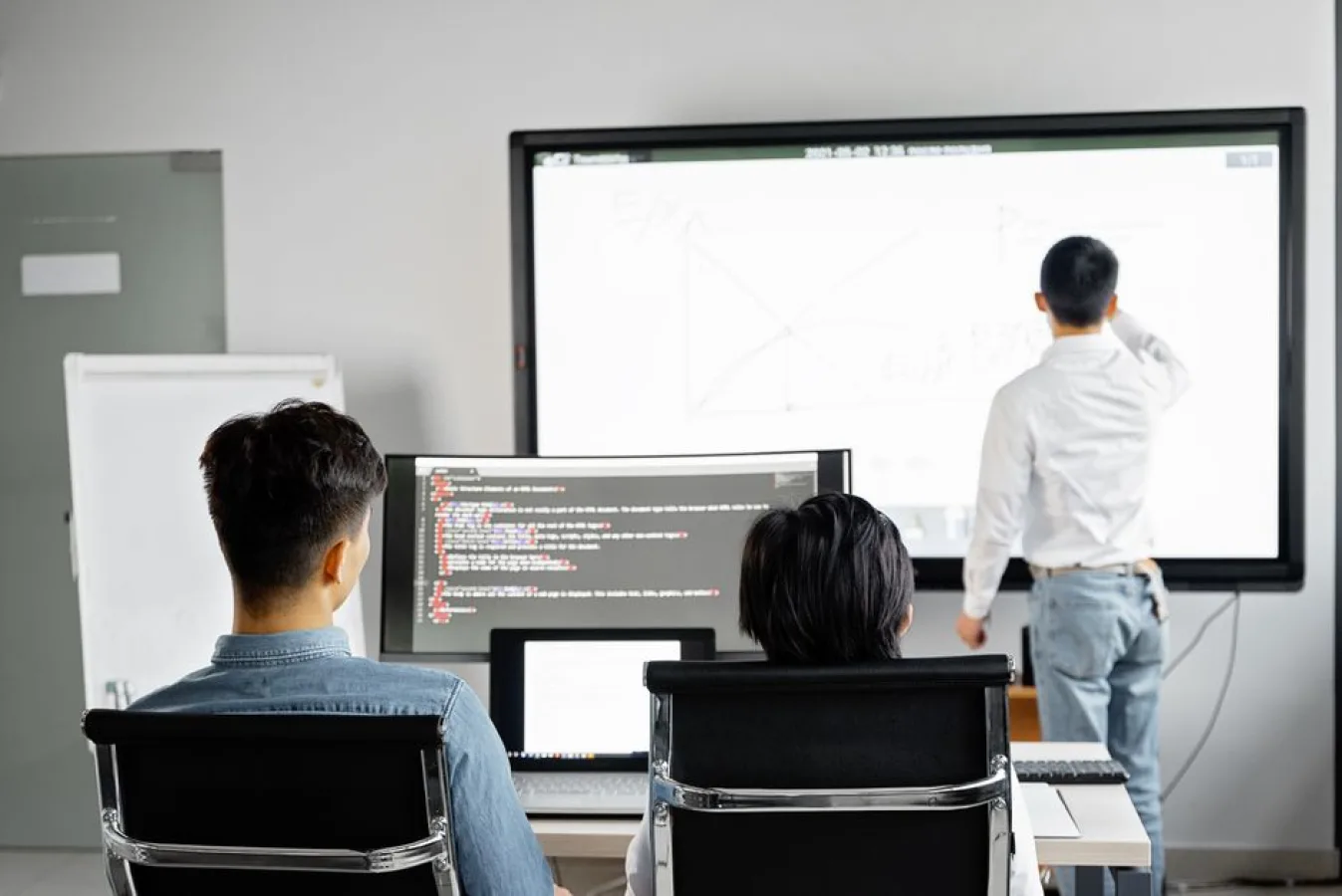 Développer en interne ou externaliser : comment choisir ?